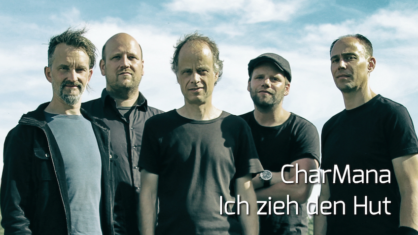 Bandfoto zum Videoclip "Ich zieh den Hut", draußen aufgenommen vor hellblauem Himmel mit leichter Bewölkung